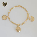 (1-0895) Laminado de oro - Pulsera con dijes de eslabones Figaro de 4 mm - 7,5" - BGF